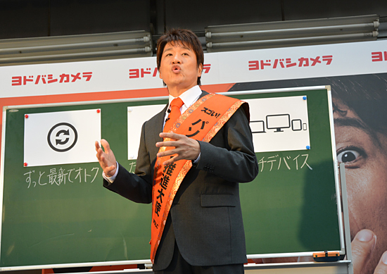 林先生が「ヨドバシAkiba」の前でOffice講義を開講