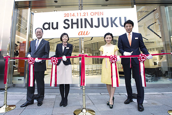 田中社長、石水店長、杉咲さん、松岡さんでテープカット