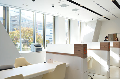 明るく開放的なカウンター