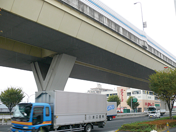 コジマ×ビックカメラ浦和店はクルマの交通量が多く、上に首都高速埼玉大宮線が通る新大宮バイパス沿いに出店している