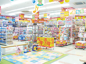 幼児や小学生などを対象とした玩具も取り扱うようになった。コーナーでは、子どもが自由に遊べるスペースを設置した