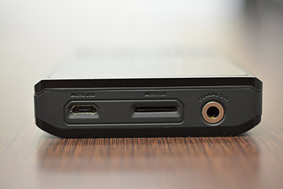 micro SDHC/SDXCカードスロット