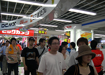 ビックカメラ 藤沢店オープンに行列00人 体験して買える売場 前面に n R ビックカメラ 藤沢店オープンに行列00人 体験して買える売場 前面に n R