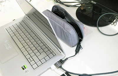 邪魔なコードを収納しながら使える 無印良品の ポリエステルガジェットポーチ が在宅勤務で大活躍 n R 邪魔なコードを収納しながら使える 無印良品の ポリエステルガジェットポーチ が在宅勤務で大活躍 n R