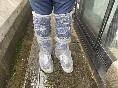 100均の雨の日グッズで足だけフル装備してみたら 梅雨の新しい都市伝説が生まれる結果に n R 100均の雨の日グッズで足だけフル装備してみたら 梅雨の新しい都市伝説が生まれる結果に n R