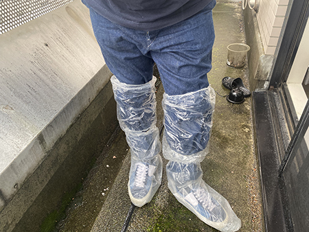 100均の雨の日グッズで足だけフル装備してみたら 梅雨の新しい都市伝説が生まれる結果に n R 100均の雨の日グッズで足だけフル装備してみたら 梅雨の新しい都市伝説が生まれる結果に n R